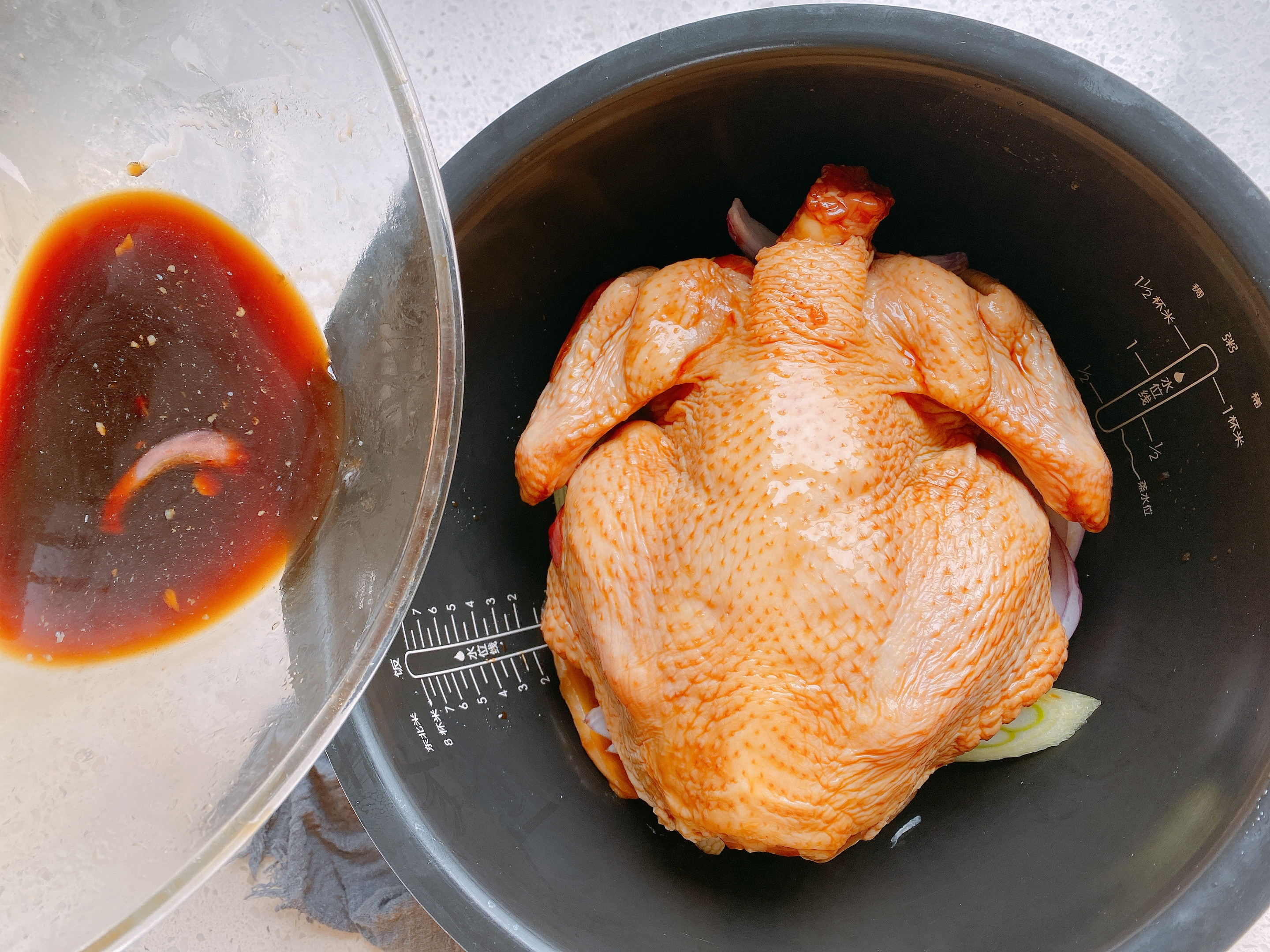 感恩節想吃烤雞用電飯鍋就能做，不放油不放水，鮮嫩多汁軟爛入味