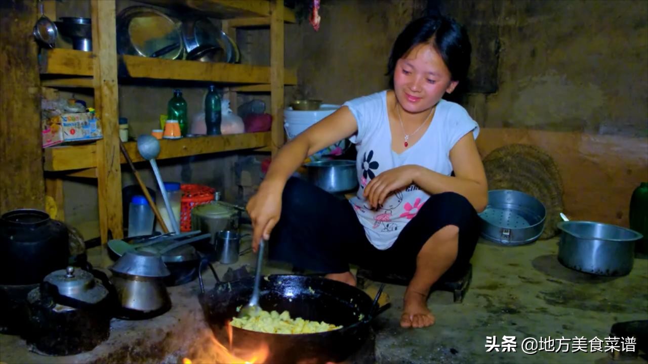 尼泊尔农村，村长家请人干活，中午没啥菜，儿媳妇炒鸡蛋招待大伙