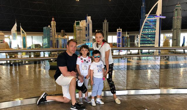 42岁马雅舒夫妻同框，穿白裙与富豪老公配一脸，混血儿女颜值逆天