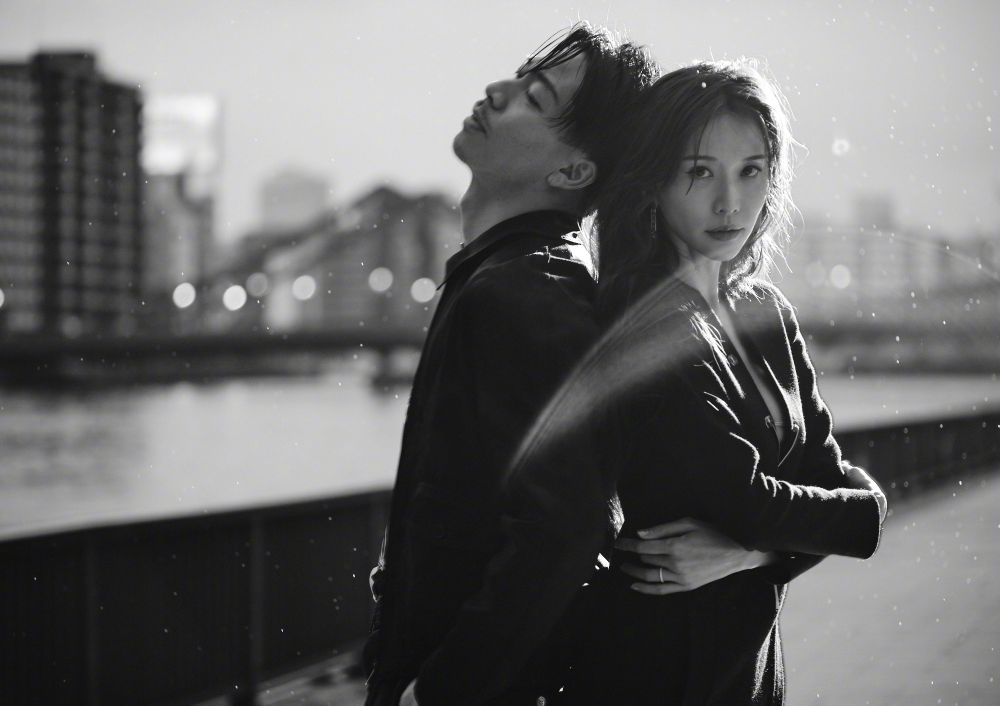 林志玲结婚2周年，携日本丈夫冒雨狂奔好欢快，穿低胸装腰身圆润