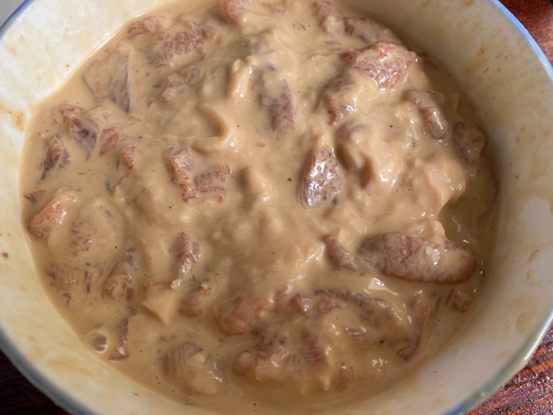 炸酥肉時，只用澱粉是不夠的，多加一樣，酥肉炸出來放涼也不回軟