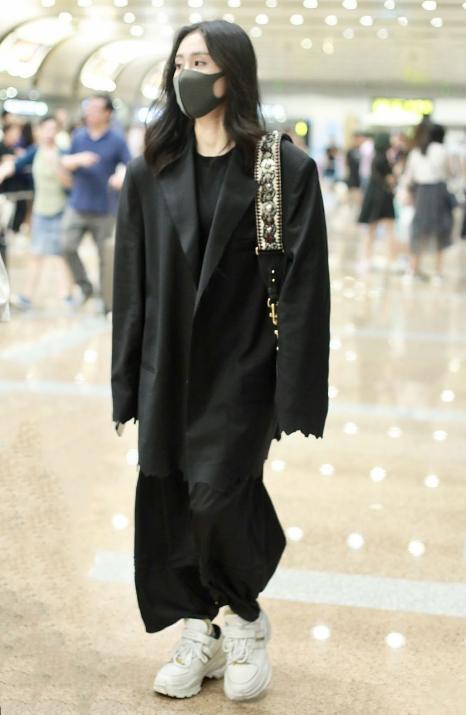 张碧晨真是懂时尚，穿灰西装配墨绿长裙太高级