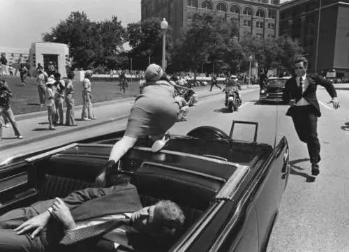 美国总统之肯尼迪(4)：一枪穿喉一枪爆头，史上最惨遇刺现场？