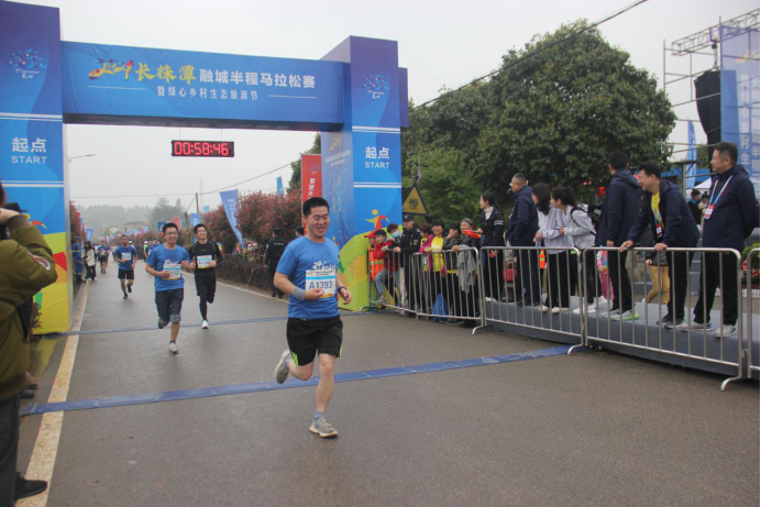 湖南长沙：2021长株潭融城半程马拉松暨绿心乡村生态旅游节举行