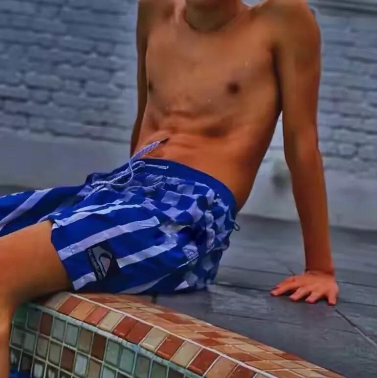 張柏芝拍廣告道具相框搶鏡，Lucas和小Q向媽媽獻吻超有愛