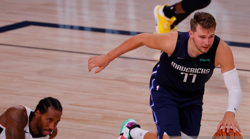 超級英雄！東契奇享受更衣室特殊“禮遇”，接受採訪一幕讓人心疼