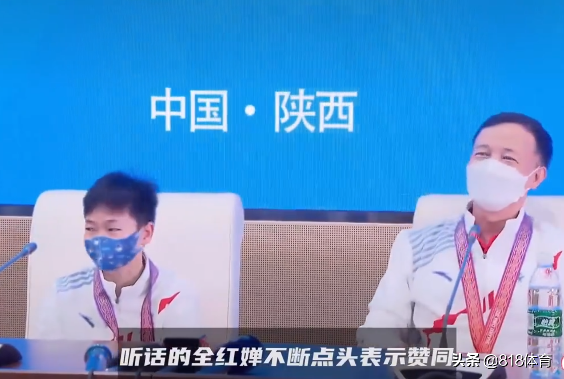 可爱!全红婵经过混采区被记者拉着采访,何教练赶紧薅衣领将她拽走