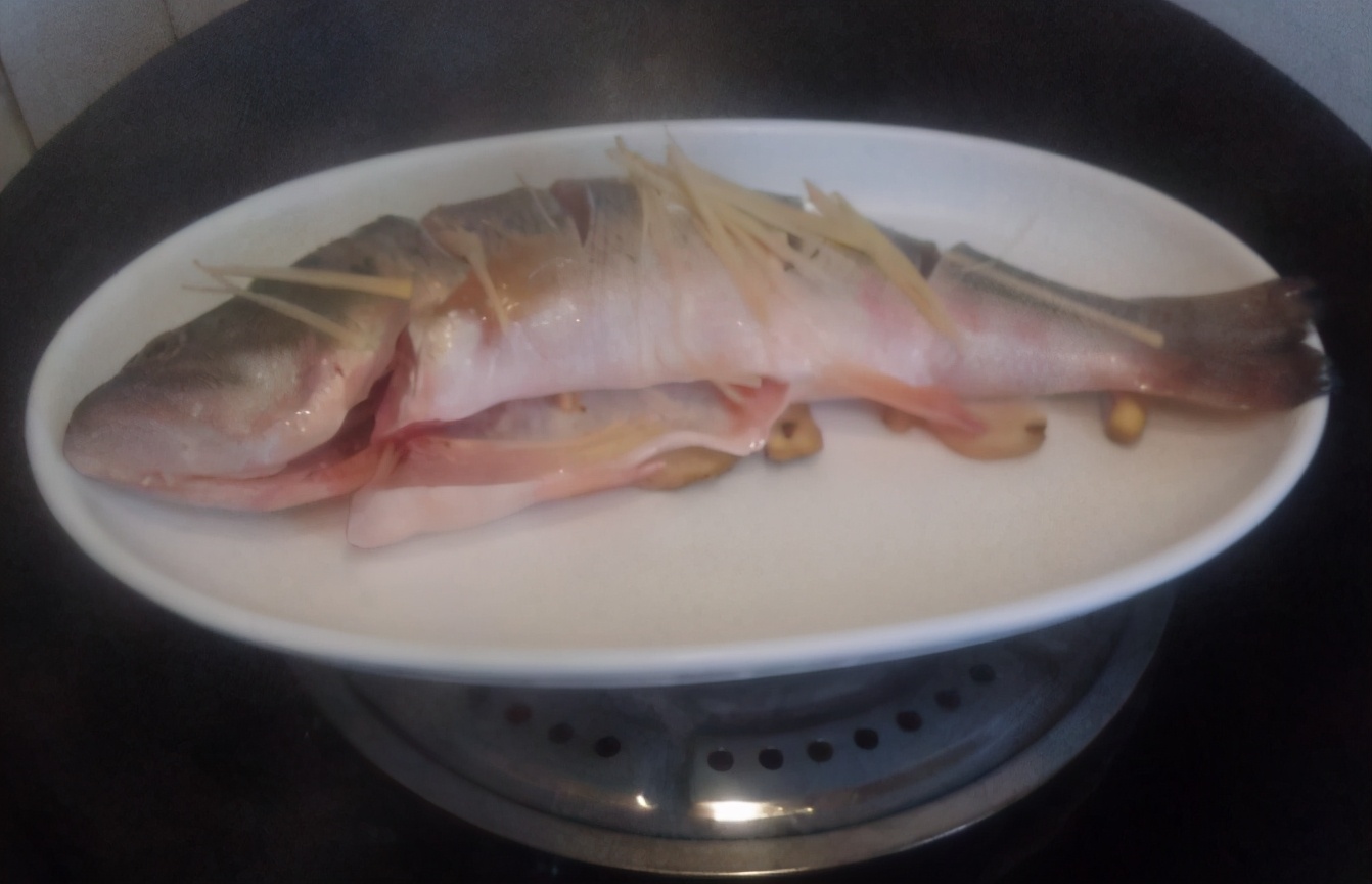 無論蒸哪種魚，都不要放鹽！ 很多人一直弄錯，難怪魚肉不香不嫩