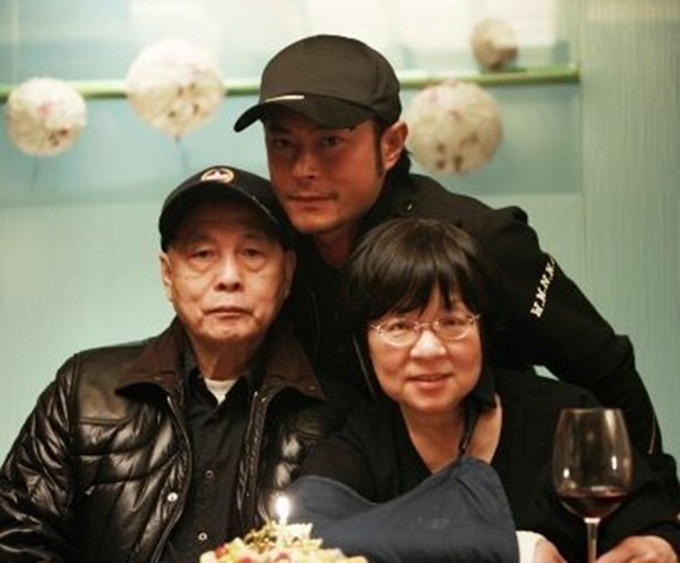 古天乐妈妈罕露面，获佘诗曼妈妈庆祝生日，打