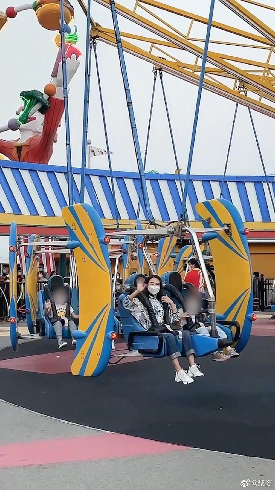 黎姿與家人共遊樂園，3​個​女兒穿著普通接地氣，弟弟坐輪椅