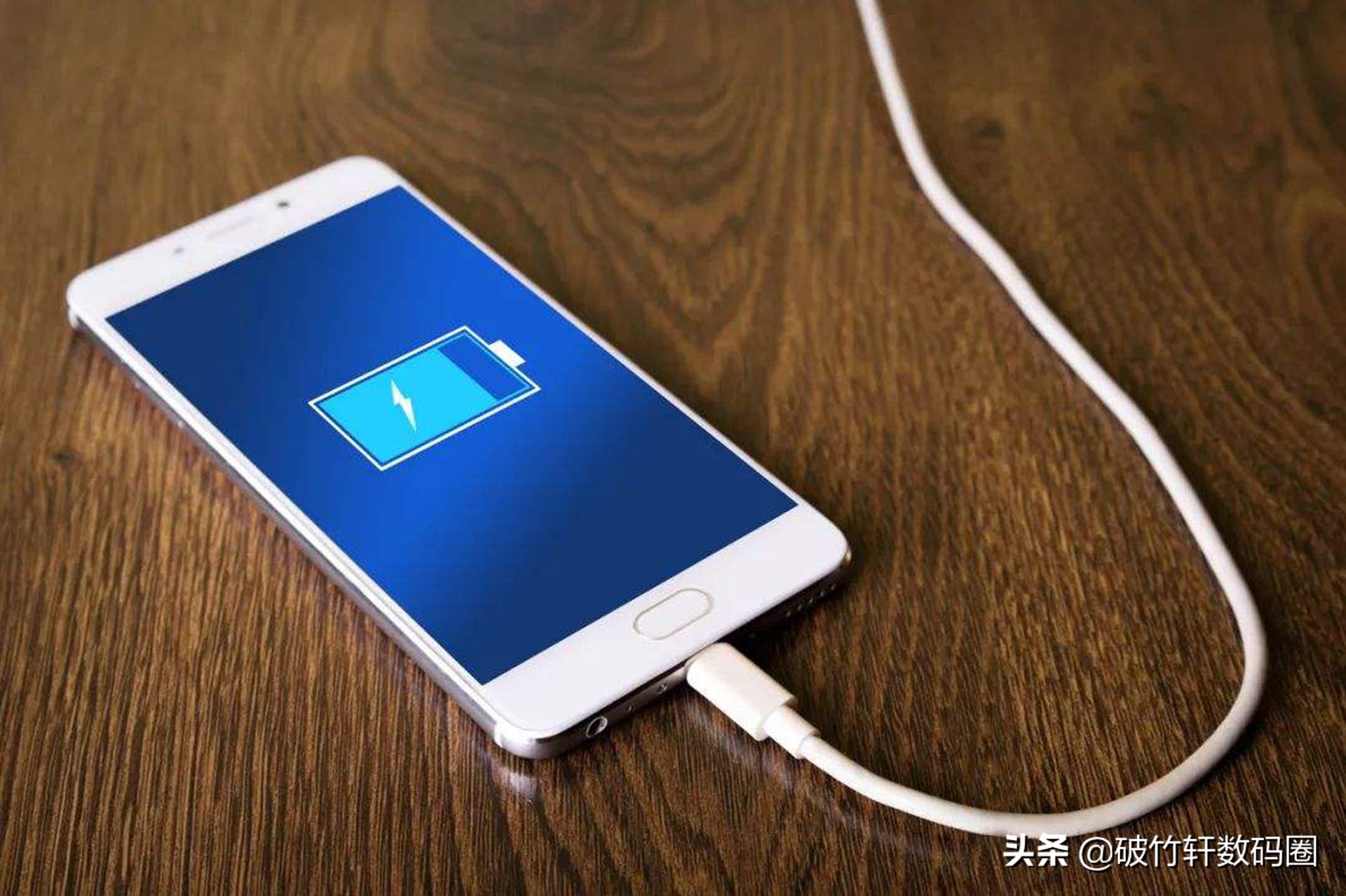 手机放在床头通宵充电对人有害吗？或许你真误会了