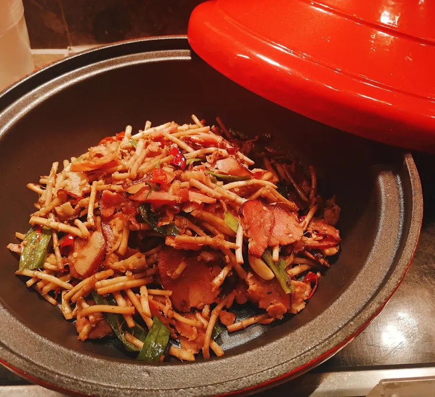 重庆融汇丽笙酒店：高山流水长桌宴，归来还看民族风