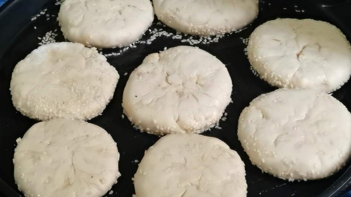 芝麻酥饼在家简单做，外酥里软又香甜，不用烤箱也可以酥得掉渣