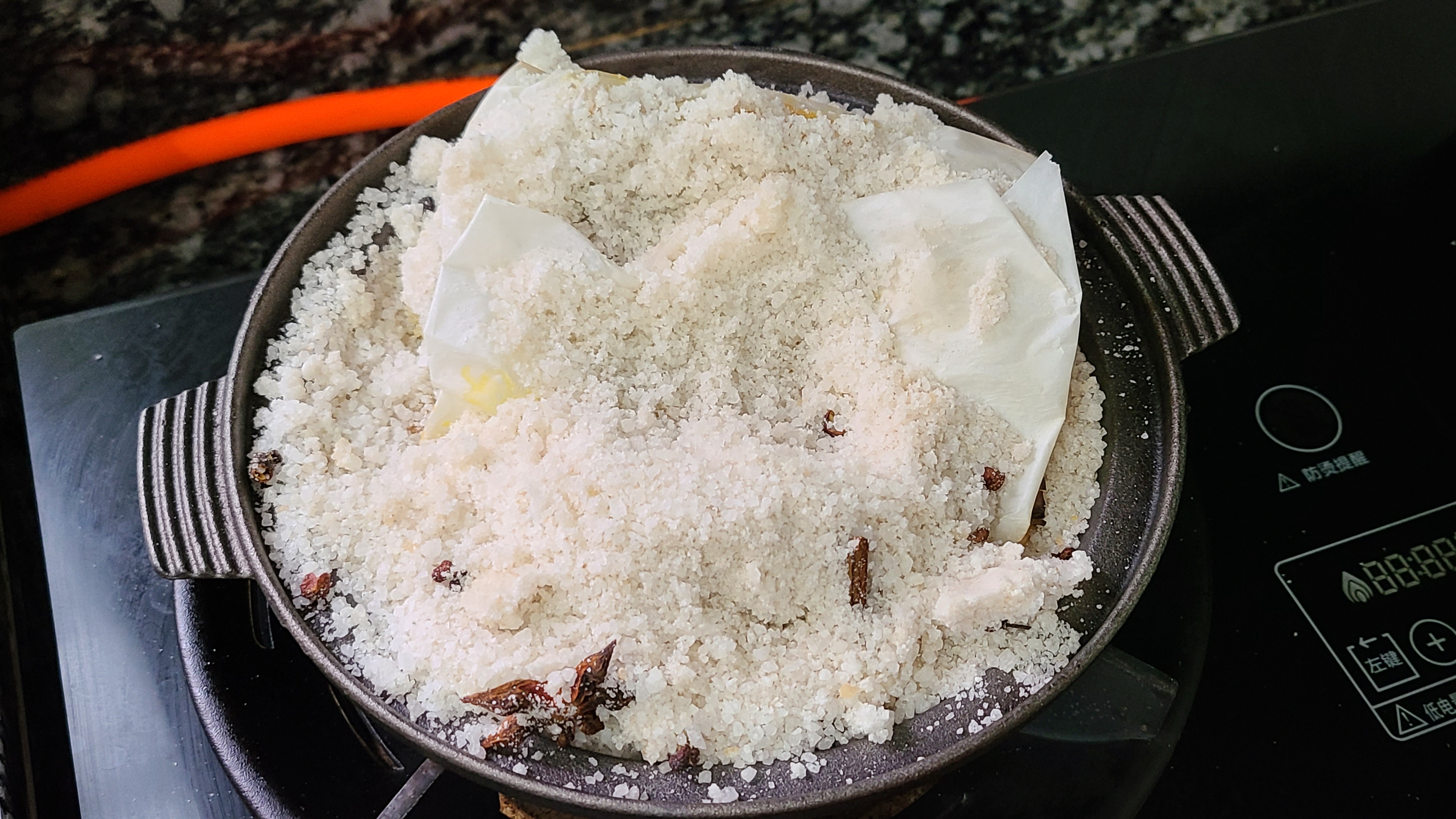 廣東鹽焗雞翅的做法，教你輕鬆做出來，鹹香好吃，吃著太爽了