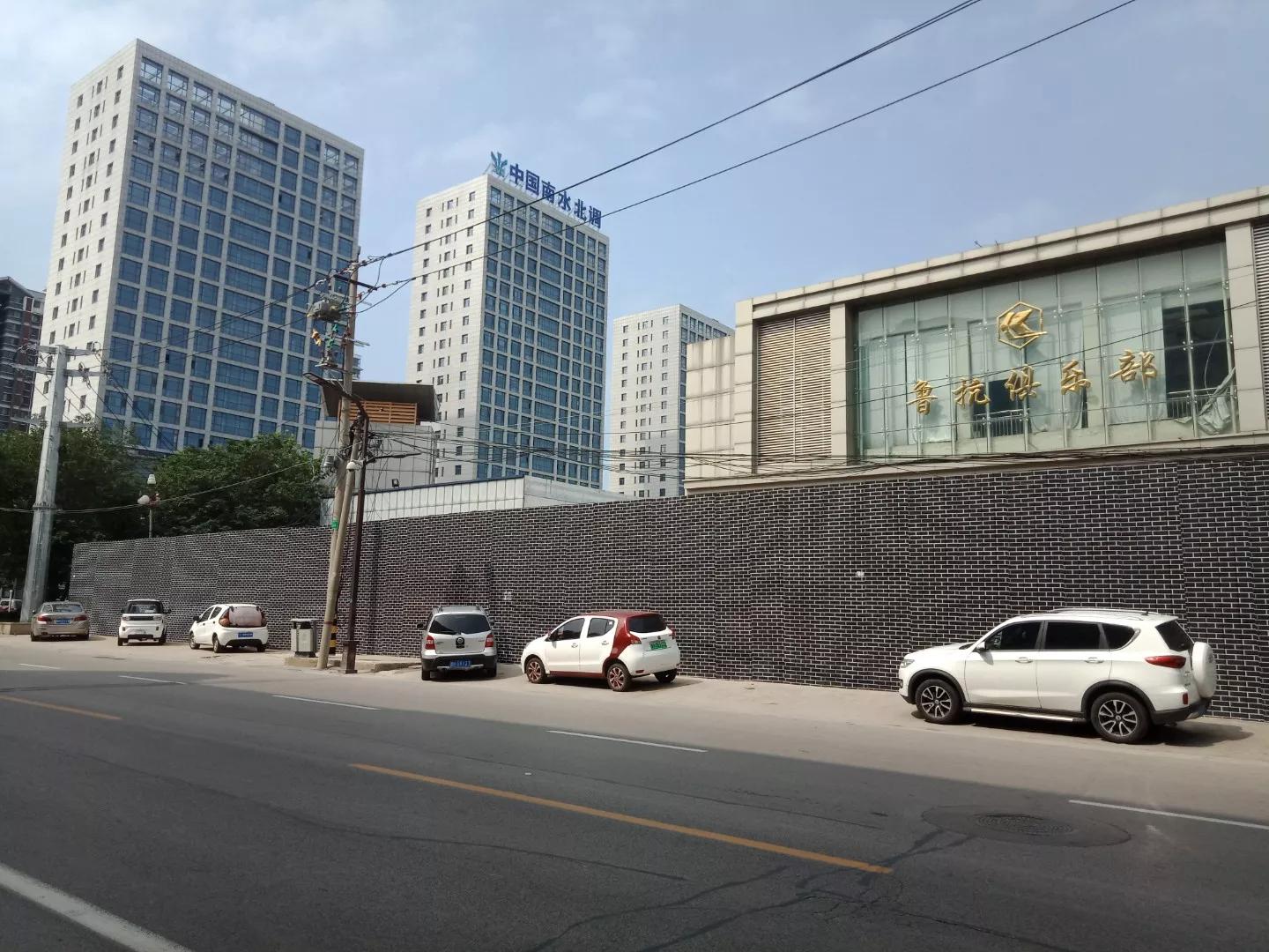 鲁抗医药再一次震撼了济宁西郊。老厂区的百米烟囱爆破了