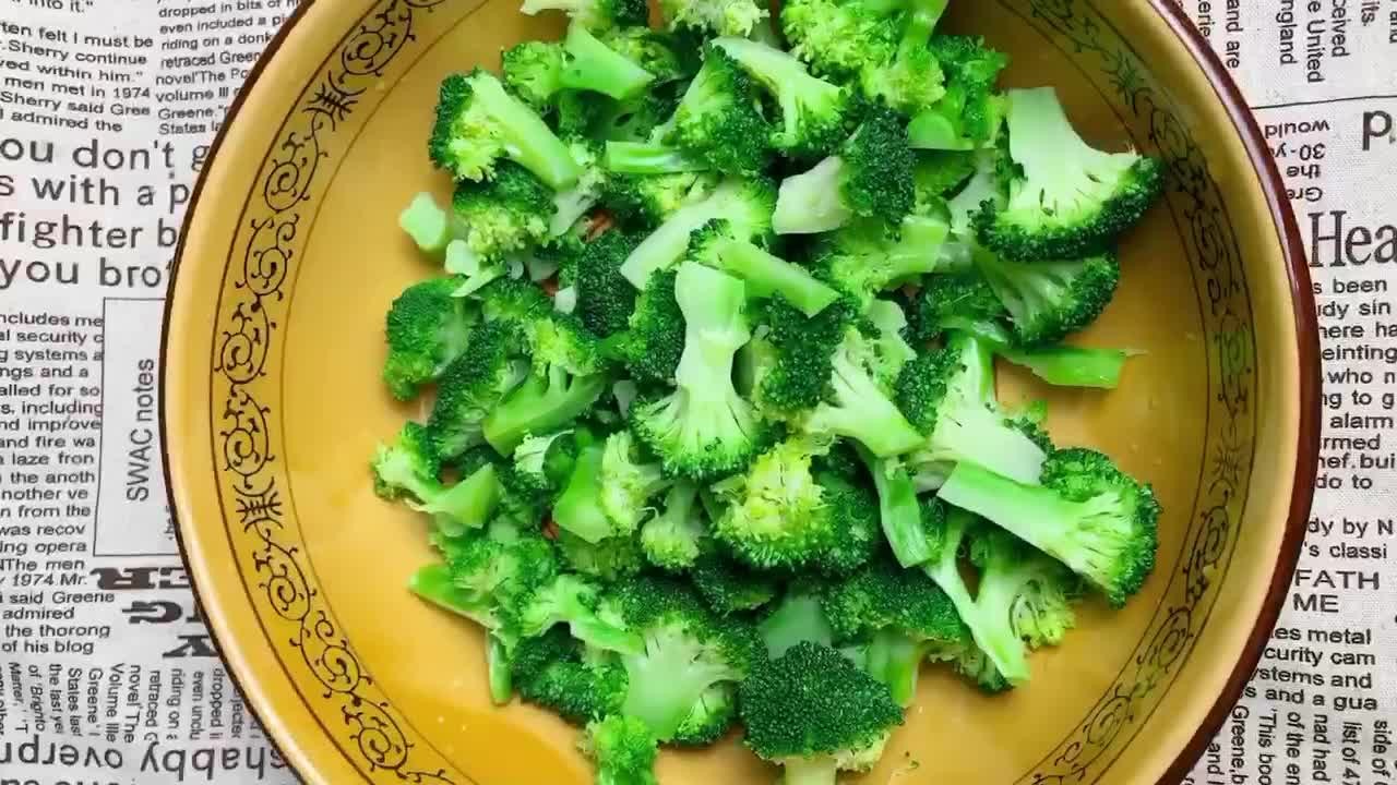 凉拌西兰花，芥末油划重点，香辣刺鼻香味独特，让人又爱又恨