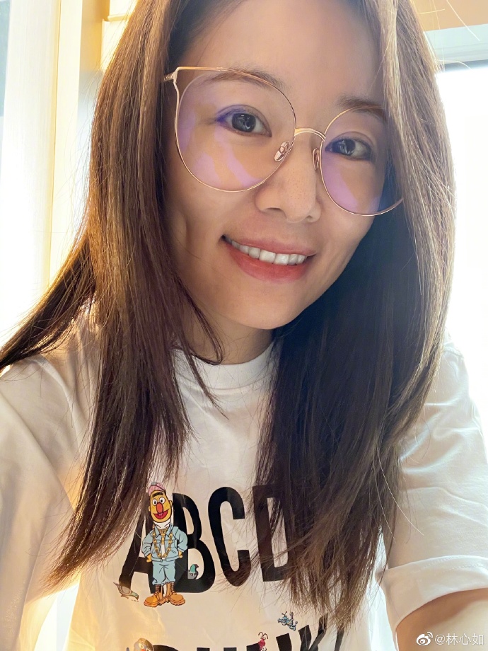 林心如硕士顺利毕业，穿学位服拍毕业照，模样清新可爱像校园女神