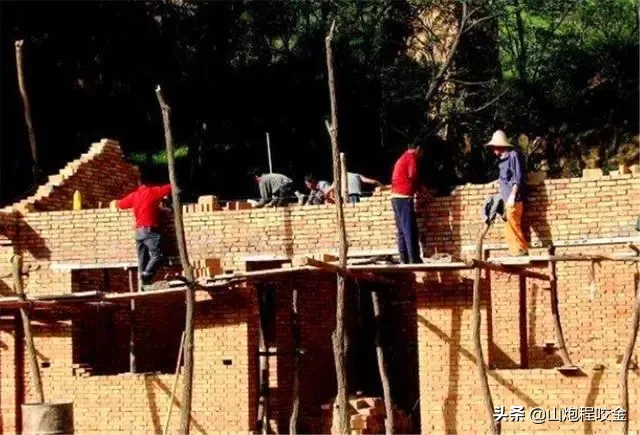 农村老话“盖房莫盖背水路，千金难买向南楼”