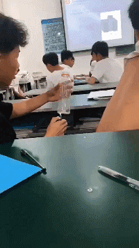 爆笑GIF动态图：好人太难了，让她男友追了整整三条街