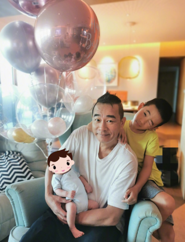 陳小春曬全家福賀新年，二胎兒子正臉首曝光，和哥哥長得超像