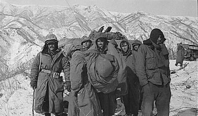 志愿军趁夜色穿插，摸到北极熊团指挥所，美军