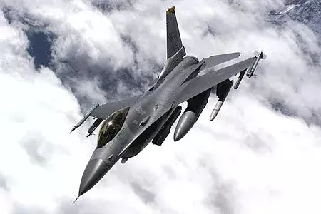 荷兰F-16战机被自己的炮弹击中，上演“我打我自己” | 趣闻-第4张图片-大千世界