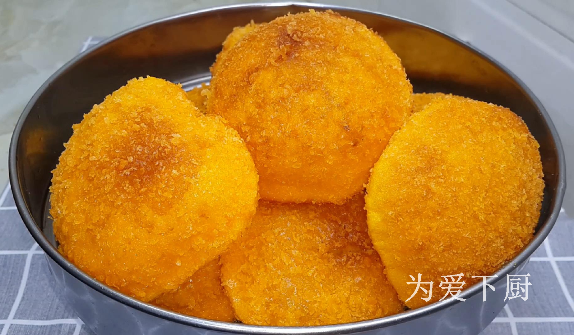 面粉别炸油条了，加半个南瓜，个个金黄鼓大泡，比面包蛋糕还香