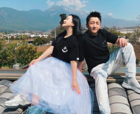 鄒市明兒子軒軒長大了！ 近照眉眼秀氣成帥哥，9歲雙腿粗壯不似爸