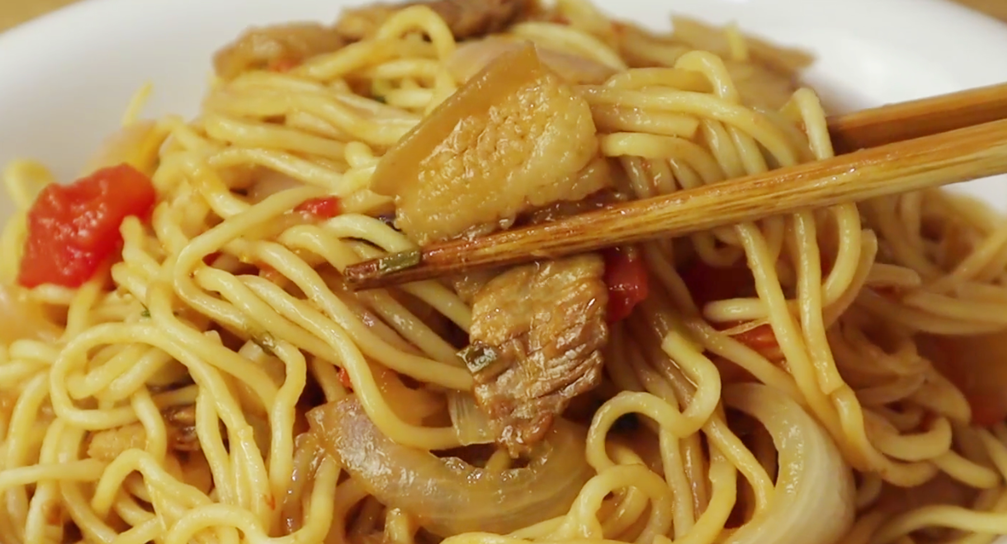 兩個洋蔥1斤麵條，直接丟進鍋裡，出鍋比吃紅燒肉還解饞，真好吃