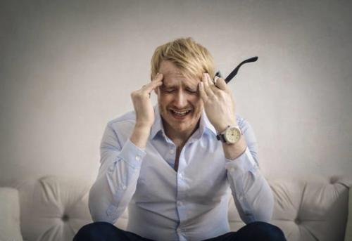突然站起来眼前发黑是贫血还是低血压？应如何应对？医生说清楚