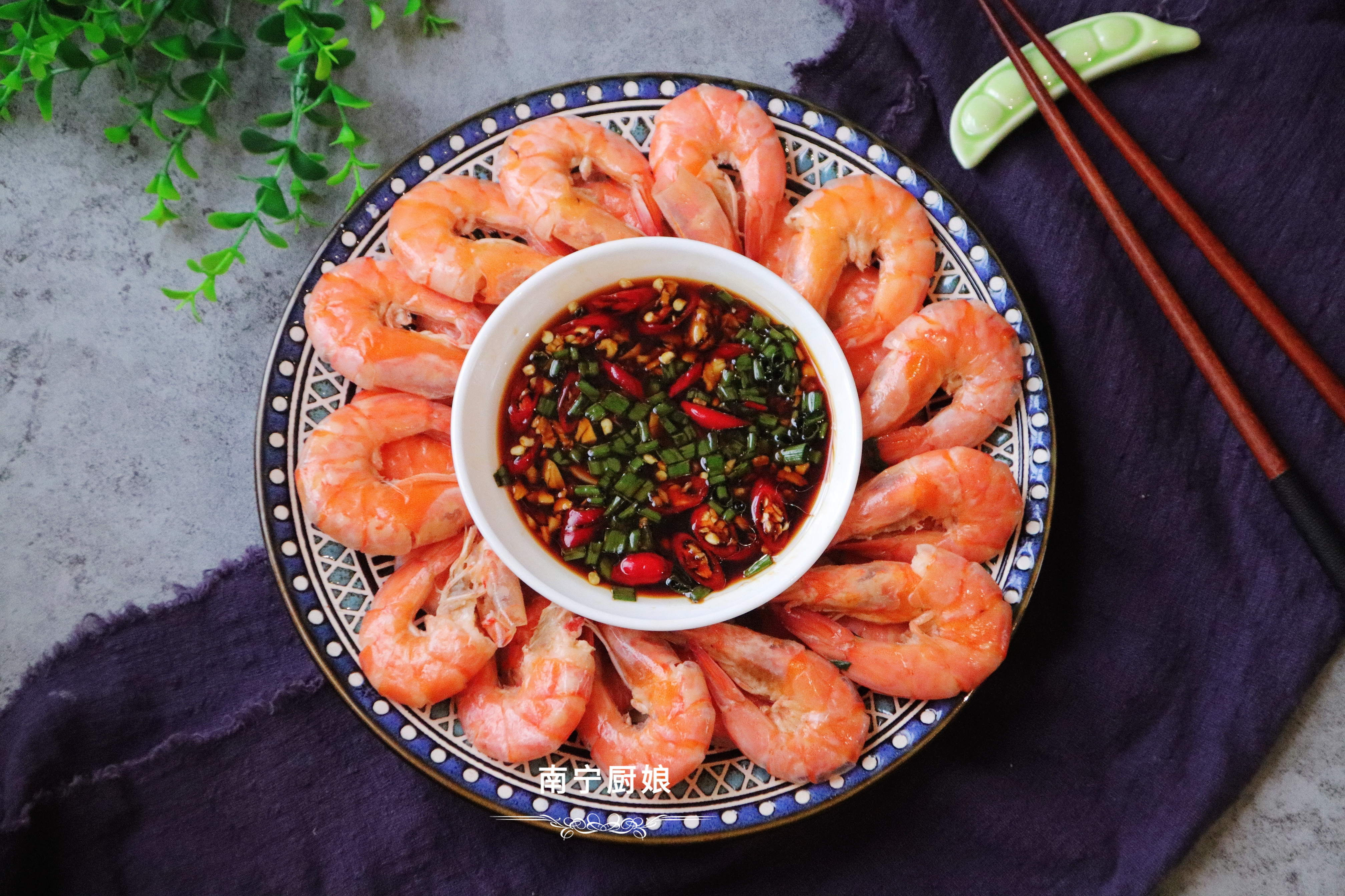 白灼大虾用清水煮就错了，老渔民教我一招，不放一滴水，鲜嫩弹牙