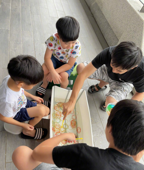 林志颖老婆带儿子逛超市，双子星俩月没出门，手捧零食摆拍超开心