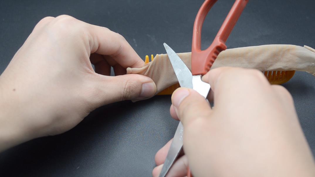 把梳子塞进丝袜里，别提多实用，家人每天抢着用，回家快试试