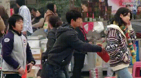 搞笑gif神评:鼻子都塌了吧,心疼伴娘一分钟