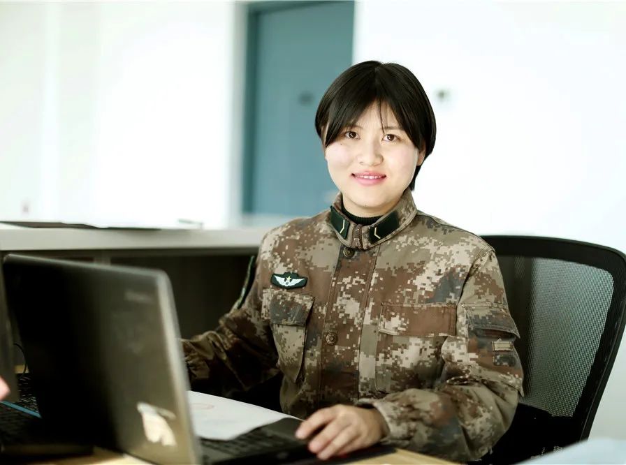 女兵入伍前后变化太大！网友：不一样的美，限