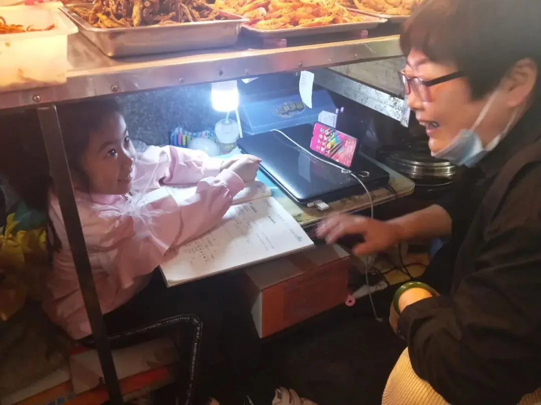 小学生在案板下学习一个月！网友：孩子，你努