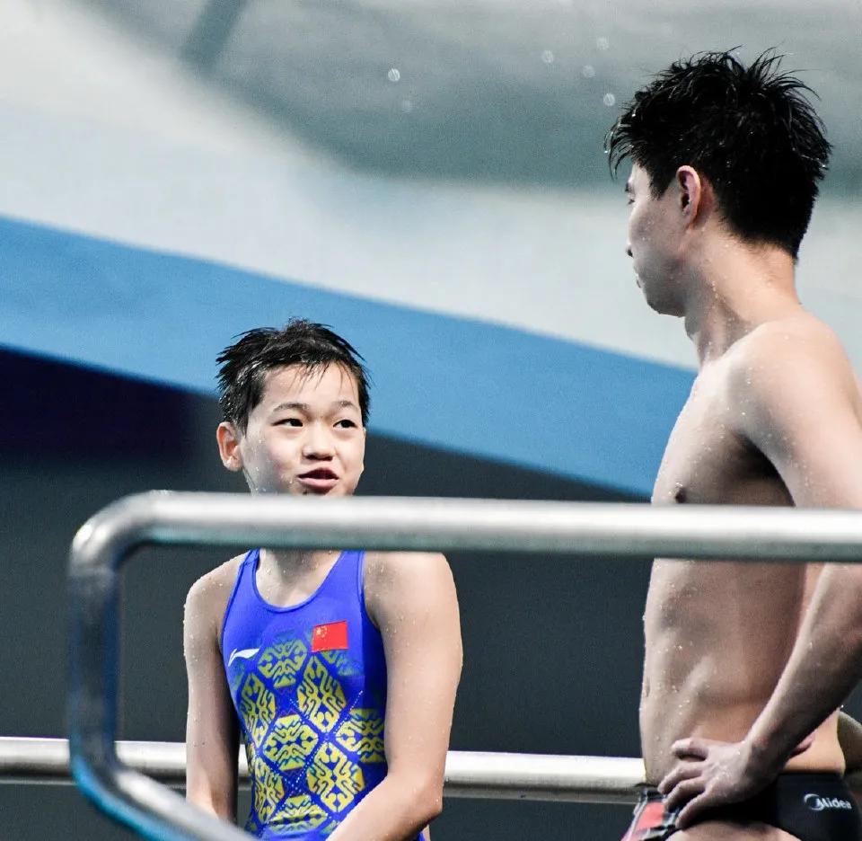 击碎质疑！全红婵训练赛再现“水花消失术”，征服师姐被疯狂揉脸