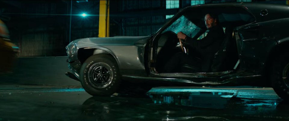 开篇,在惊险的仓库场景中,john wick将自己心爱的1969年福特野马撞得