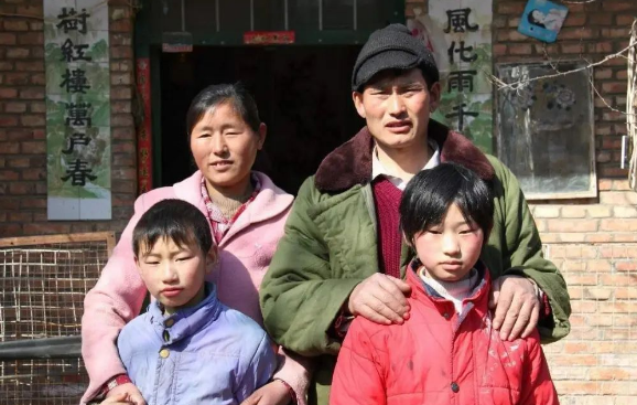 大衣哥女儿买菜被拍，当场发火大声叫喊，肚子