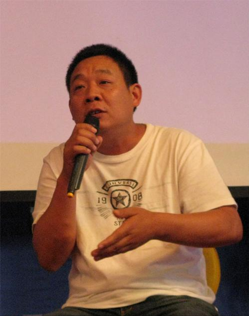 “商业鬼才”于东来：小学毕业农村娃，却从欠债30万到年入50亿？