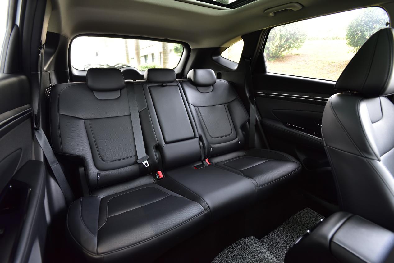 空间绝对是途胜l的大卖点,特意加长的轴距确实很受用,后排的空间相当