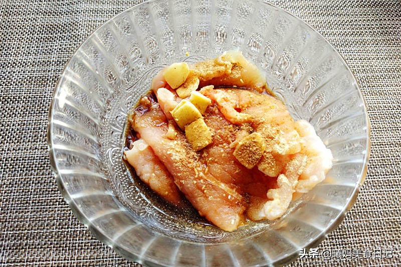 The pineapple sweet and sour pork is done in this way, the cost is low, the time is short, the key taste is authentic, share my specialty