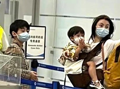 张柏芝逛超市被偶遇，背心配破洞牛仔裤超时髦，挥手打招呼很友善