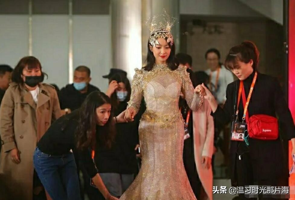 金鹰女神宋茜压轴出场，造型显粗壮，发型太随意