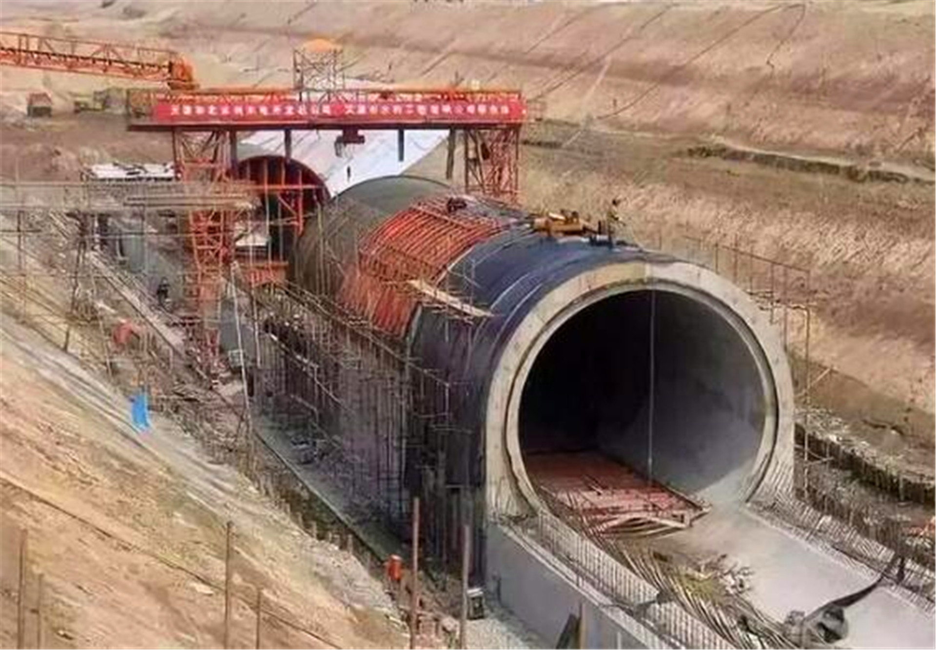 中国建隧道3年才挖4米，印度看后嘲笑，德国却竖