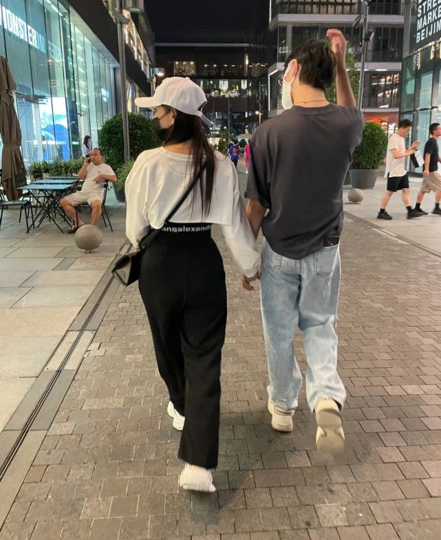 52岁伊能静和儿子同框现身姐弟既视感，恩利紧牵妈妈手暖男范十足