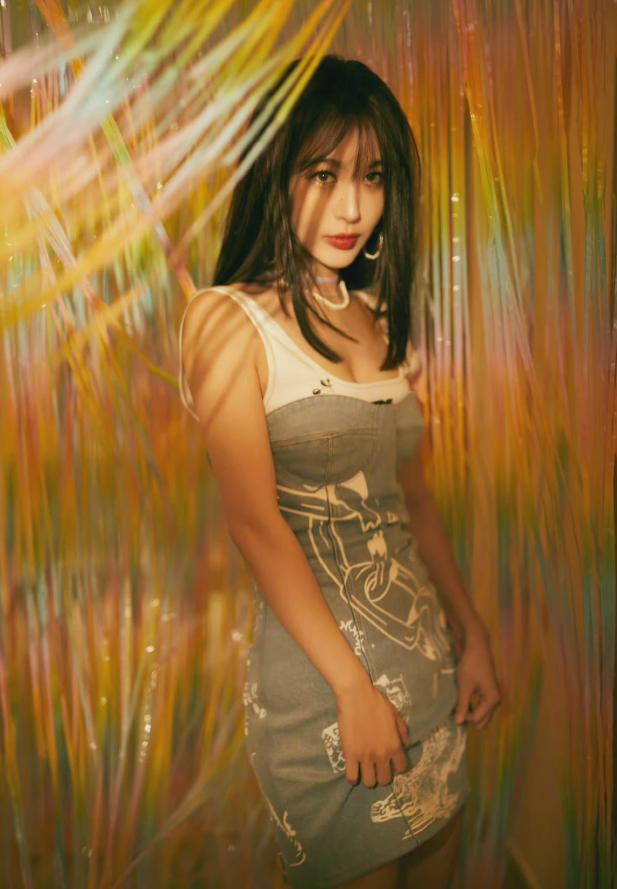 李菲儿流光溢彩，拼接连衣裙释放摩登魅力，珍珠耳饰精致贵气