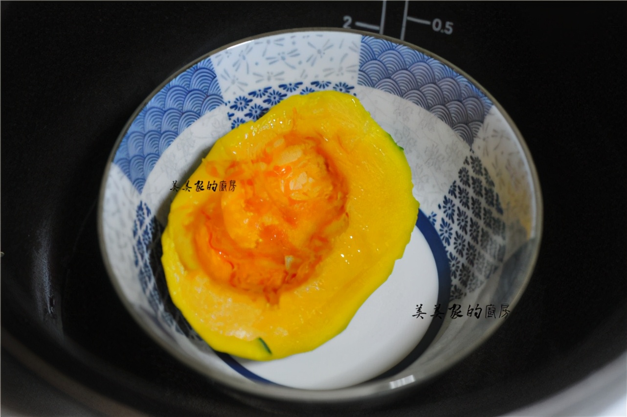 南瓜加一把小米，上鍋一蒸，清爽柔軟，香甜爽口，當早餐最開胃