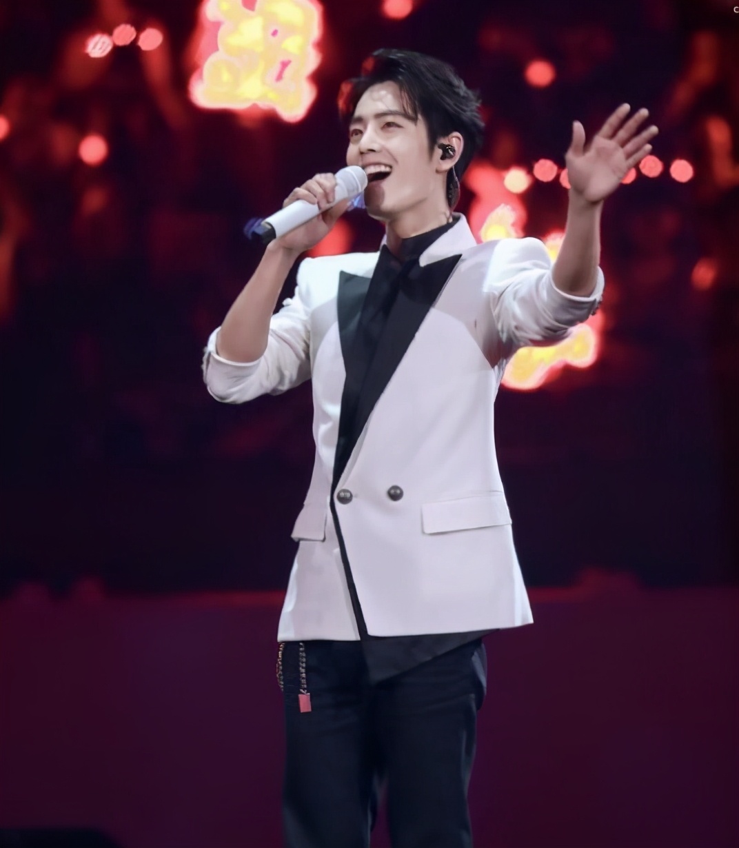 孟美岐多次被私生更改航班座位，高情商婉转提醒：帮换个靠窗位置