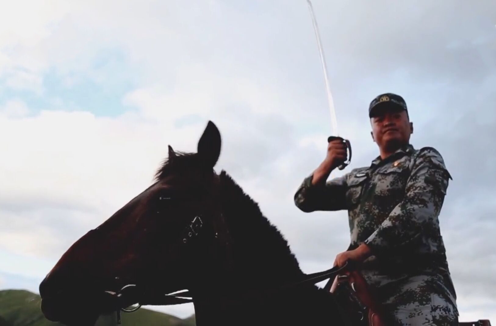 90后骑兵连连长扎根草原，获“最美新时代革命军人”荣誉称号